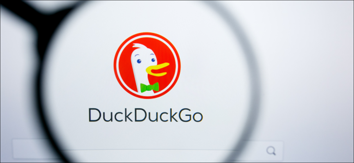 O logotipo DuckDuckGo sob uma lupa.