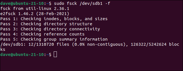 Forzar una verificación del sistema de archivos usando la opción forzar en un comando fsck