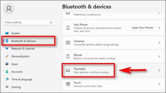 En la configuración de Windows 11, haga clic en "Bluetooth y dispositivos" en la barra lateral, luego seleccione "Panel táctil".