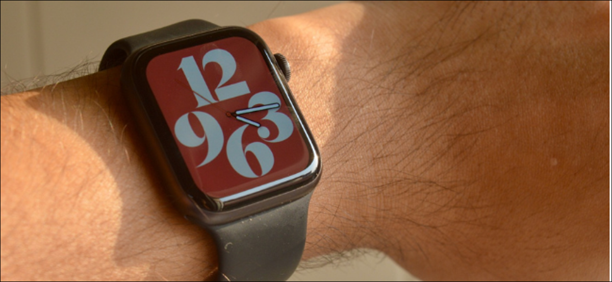 Apple Watch con esfera de reloj de tipografía colorida