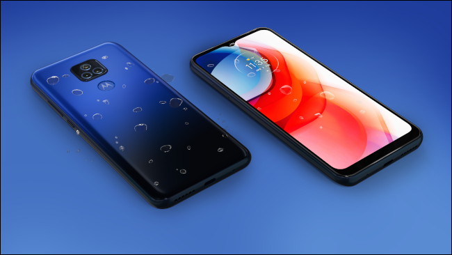 Blaues nasses Motorola-Telefon auf blauem Hintergrund.