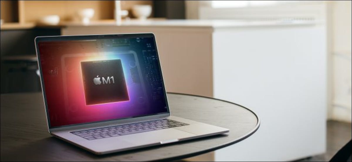 Un MacBook con il logo del chip M1 sullo schermo.