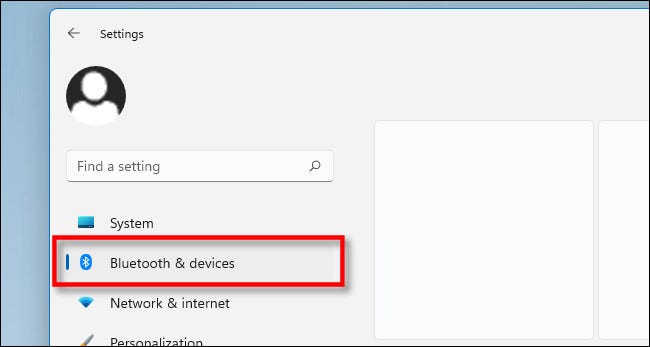 En la configuración de Windows 11, haga clic en "Bluetooth y dispositivos".