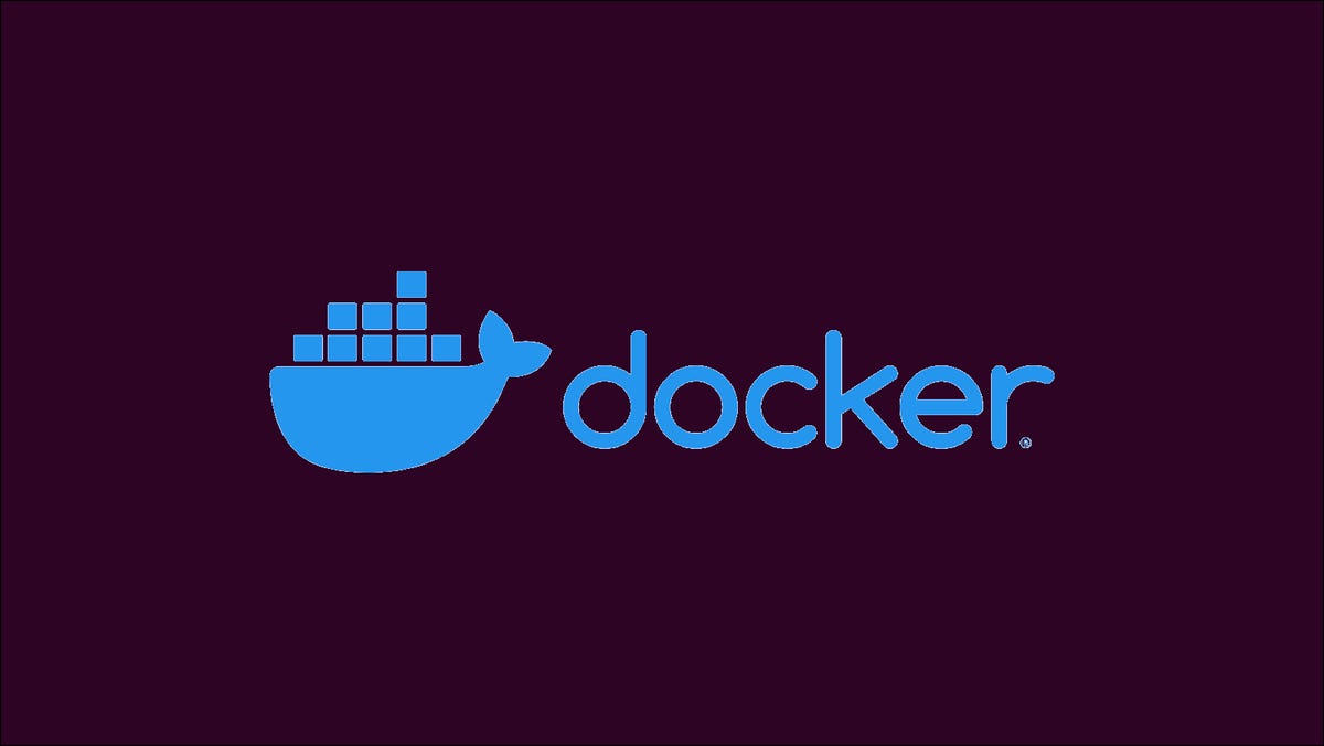 Logotipo de Docker azul sobre un fondo morado