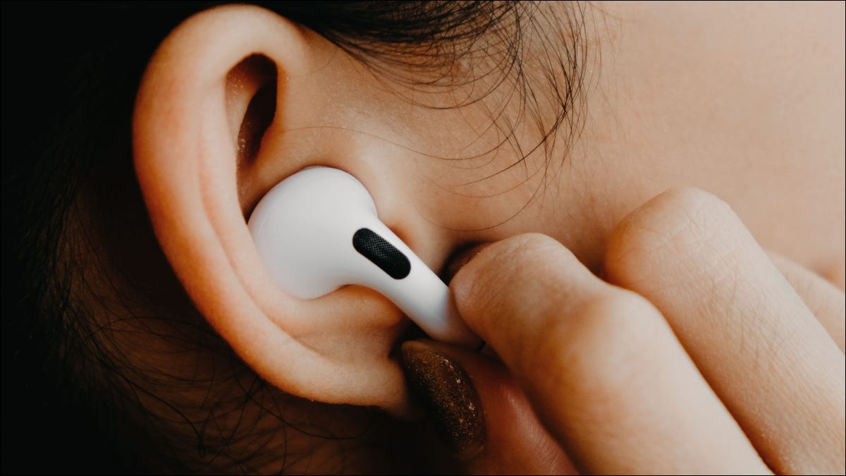 Apple AirPods Pro en el oído de una mujer