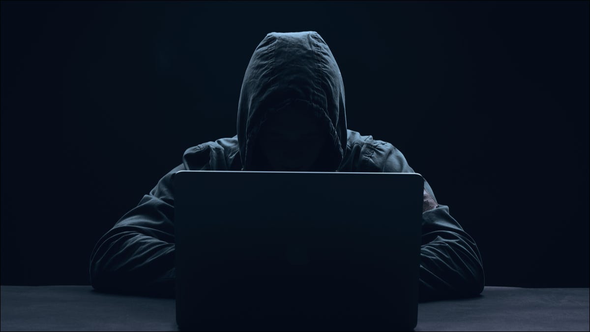 Hacker con una computadora portátil