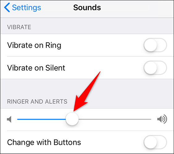 Arrastre el control deslizante "Timbre y alertas" para cambiar el volumen de la alarma en el iPhone.