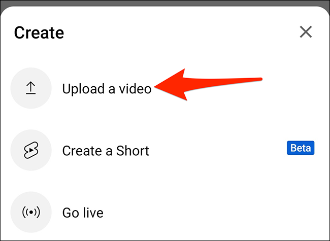 Seleccione "Subir un video" en el menú "Crear" en la aplicación de YouTube.