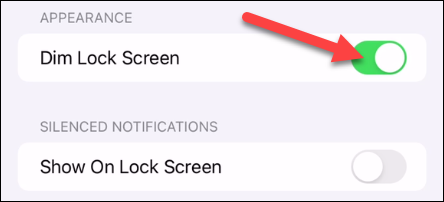 Activa "Atenuar la pantalla de bloqueo" o "Mostrar en la pantalla de bloqueo".