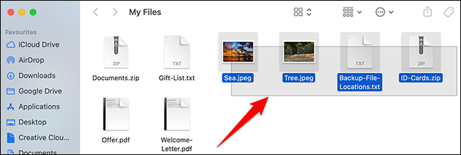 Arraste com o mouse ou trackpad para selecionar vários arquivos no Finder.
