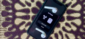 airpods-share-audio-screen-on-iphone-with-airpods-around-6104009-5612107-png-7138940