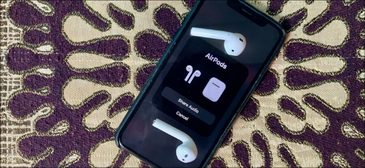 AirPods Share pantalla de audio en iPhone con AirPods alrededor
