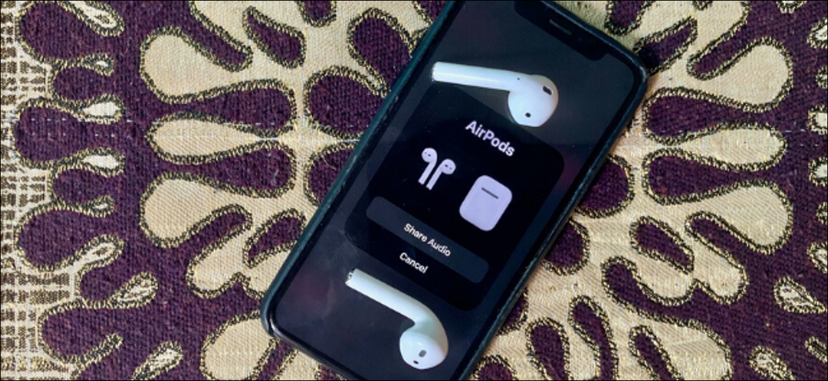 AirPods Condividi lo schermo audio su iPhone con AirPods in giro