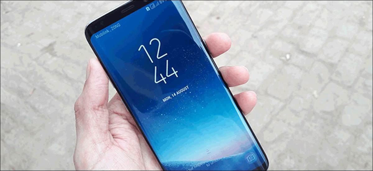 Un Samsung Galaxy S8 con pantalla táctil encendida