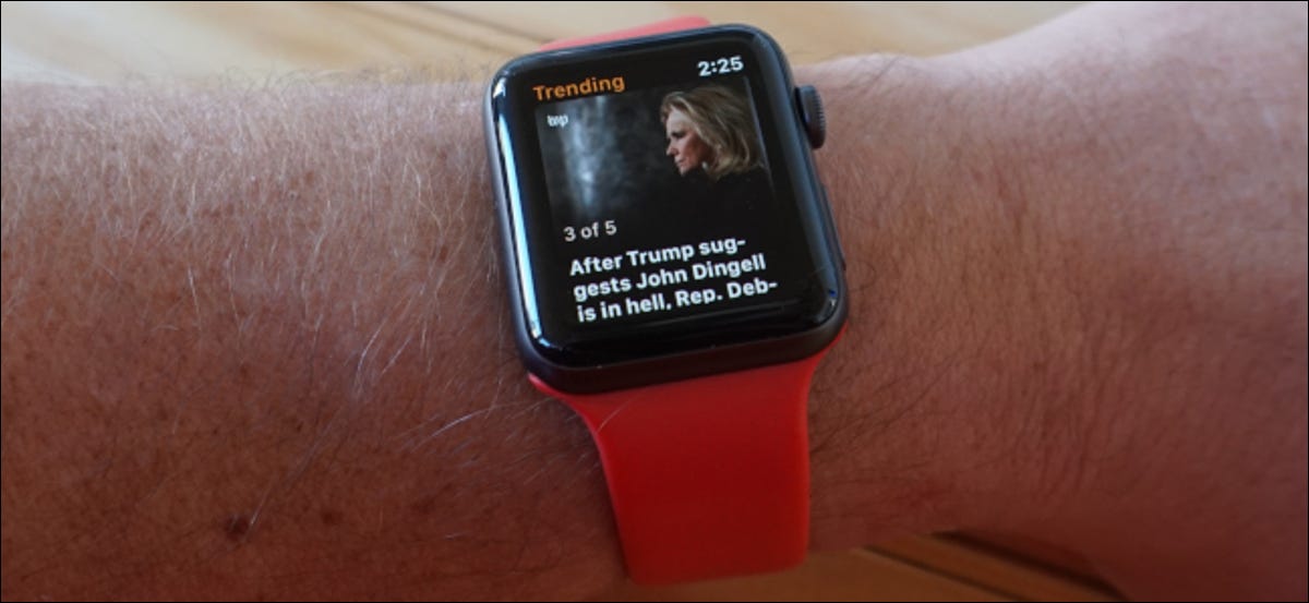 O aplicativo de notícias em um Apple Watch exibindo um item de notícias