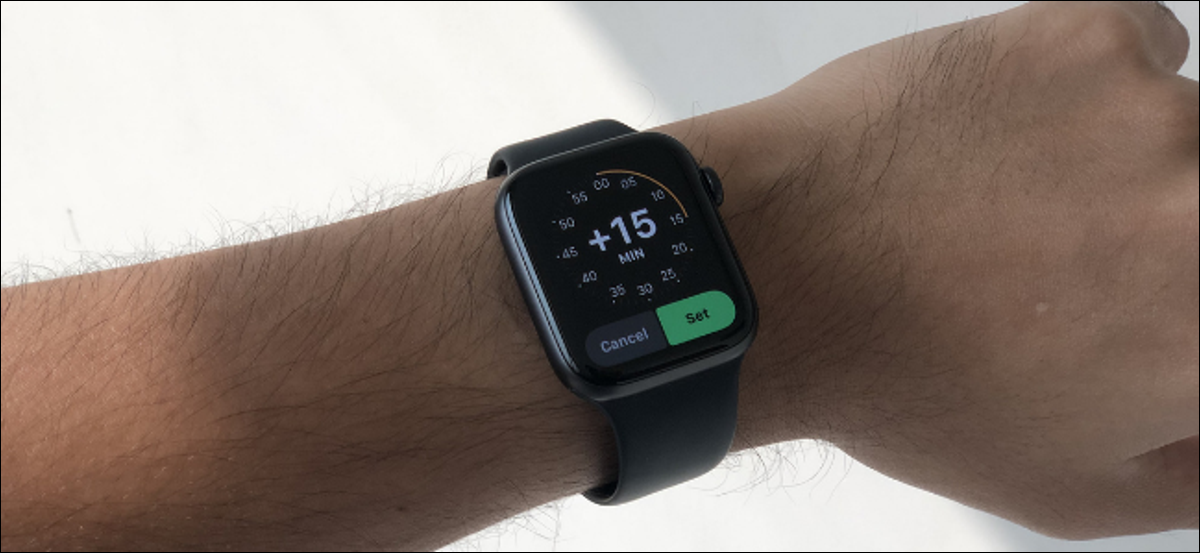 El usuario de Apple Watch ajusta el reloj antes de tiempo
