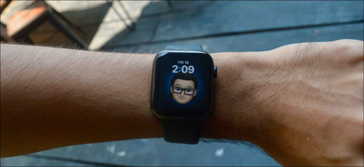 Usuario de Apple Watch que usa la esfera del reloj Memoji