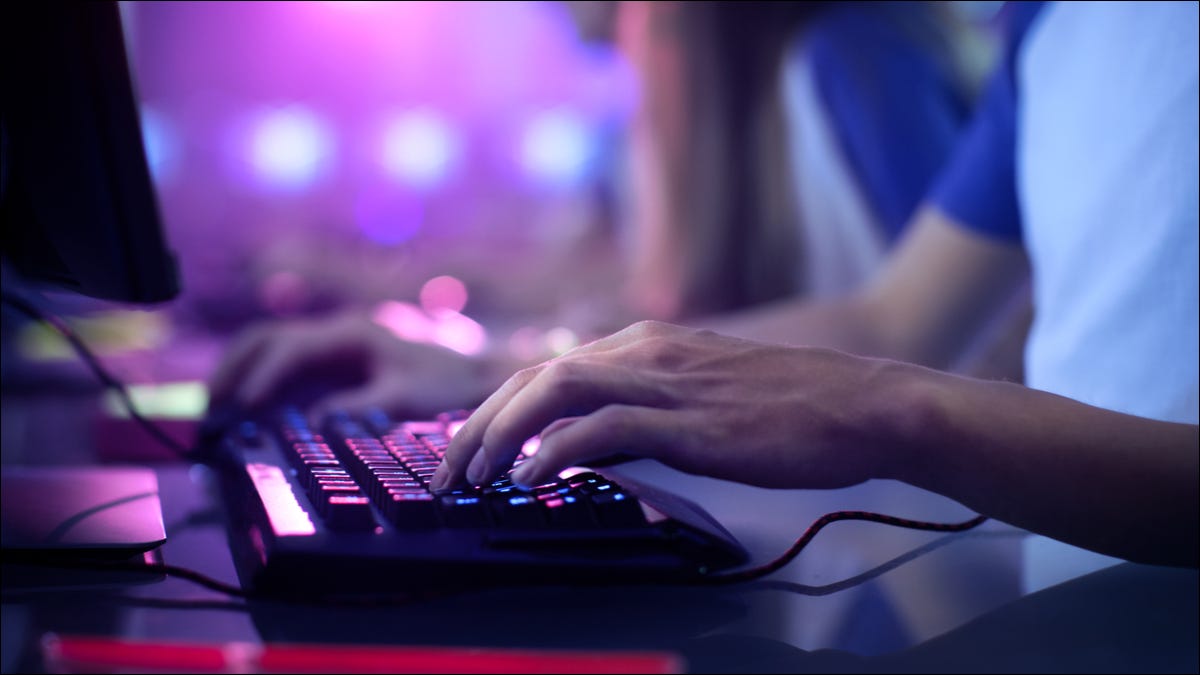 Manos de jugador en un teclado de PC