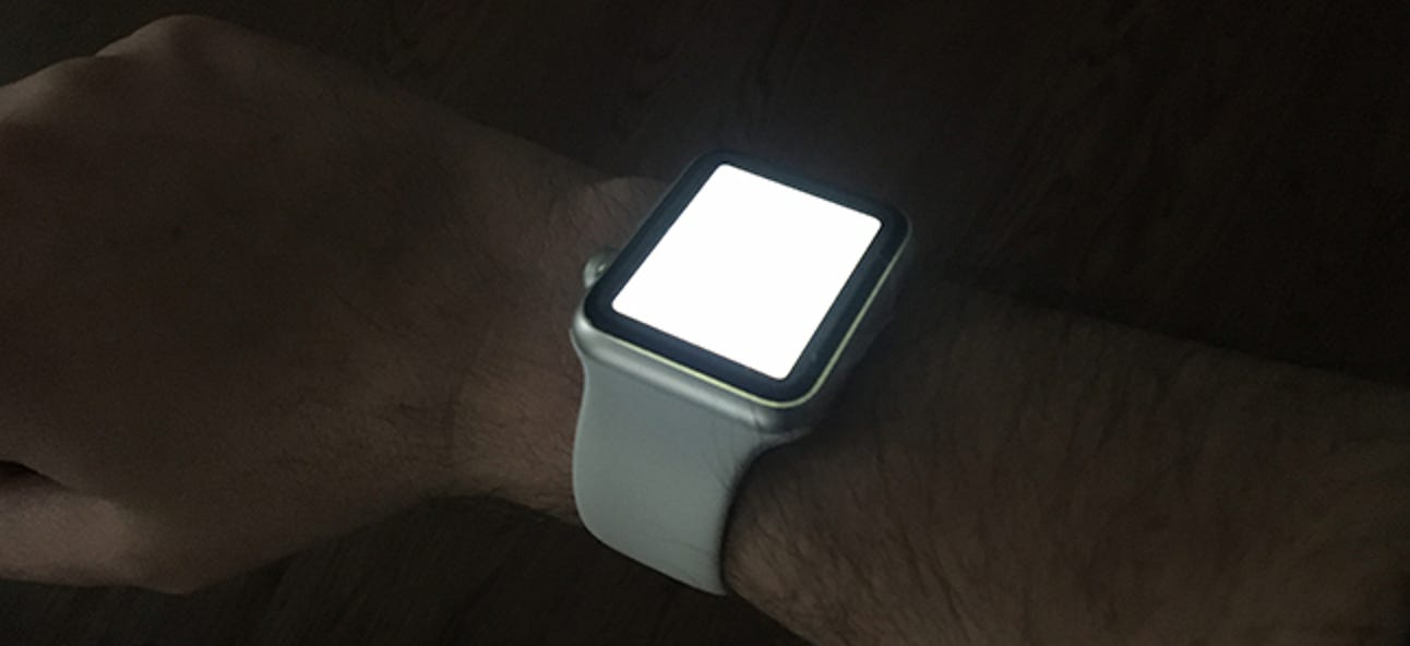 Apple меняет apple watch. Фонарик на Эппл вотч. Эппл вотч фонарик зелёный. Белый дисплей для Эппл вотч. Революция Apple watch.