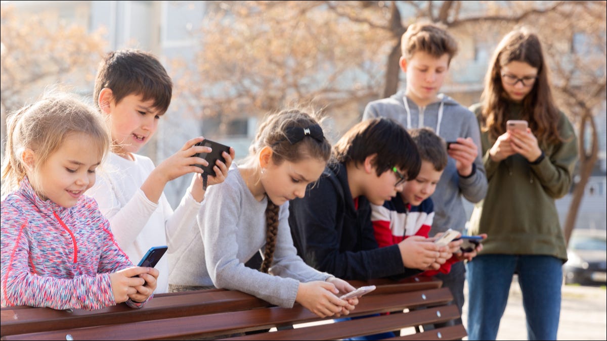 Niños usando teléfonos.