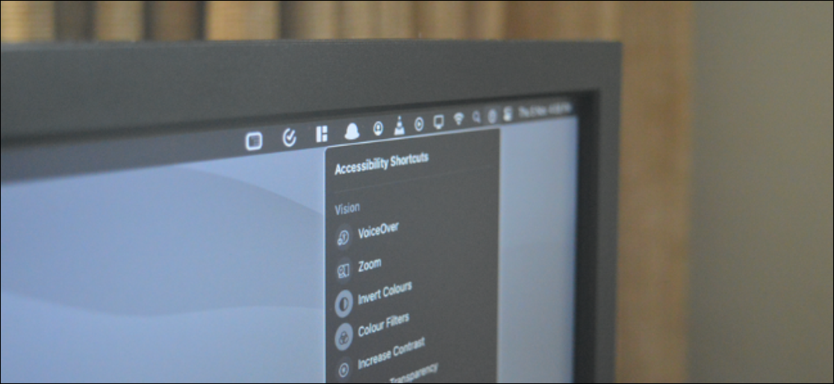 Usuario de Mac que accede a los accesos directos de accesibilidad desde la barra de menús