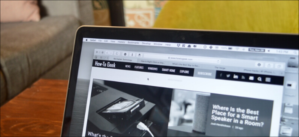 Um monitor MacBook com o filtro de tons de cinza ativado.
