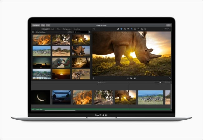Una MacBook Air con editor de video en pantalla.