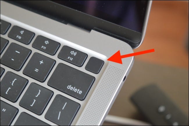 Mantenga presionado el botón de encendido en MacBook