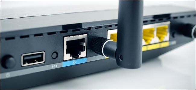 Enrutador wi-fi inalámbrico moderno de cerca