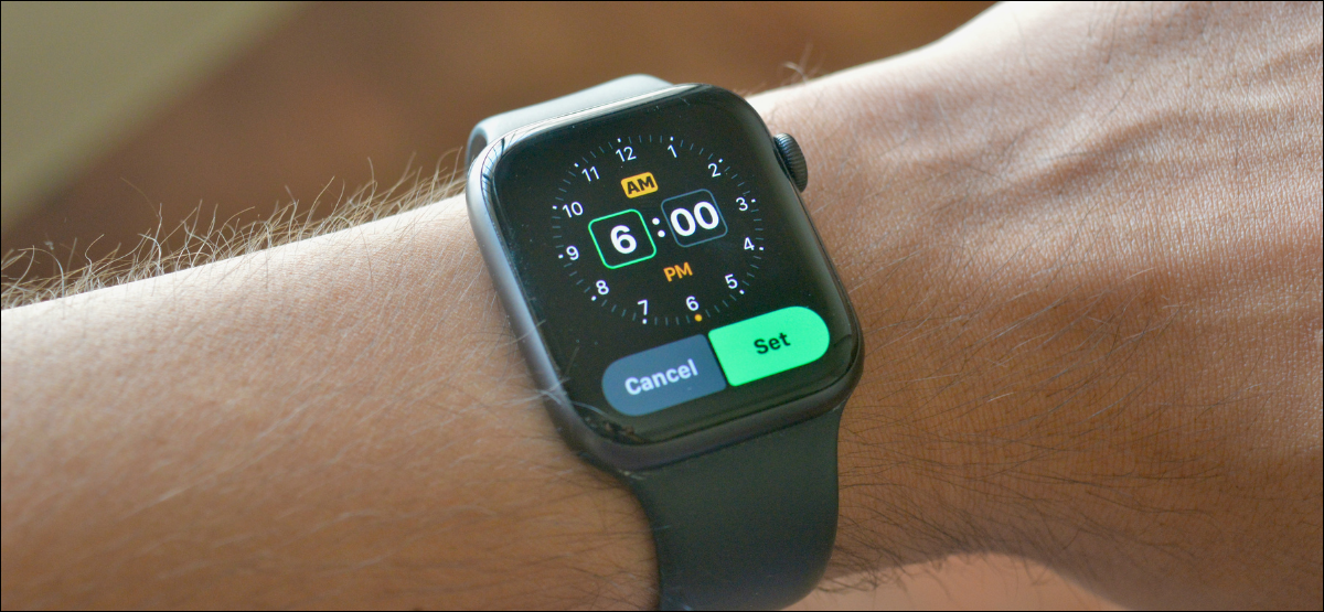 Usuario de Apple Watch configurando una nueva alarma usando la aplicación Alarmas.