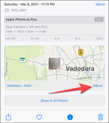 Toque la opción "Ajustar" para modificar los detalles de ubicación de una foto.