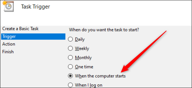 Un conjunto de botones de opción en Windows 10 con una flecha roja que apunta a la opción "Cuando se inicia la computadora".