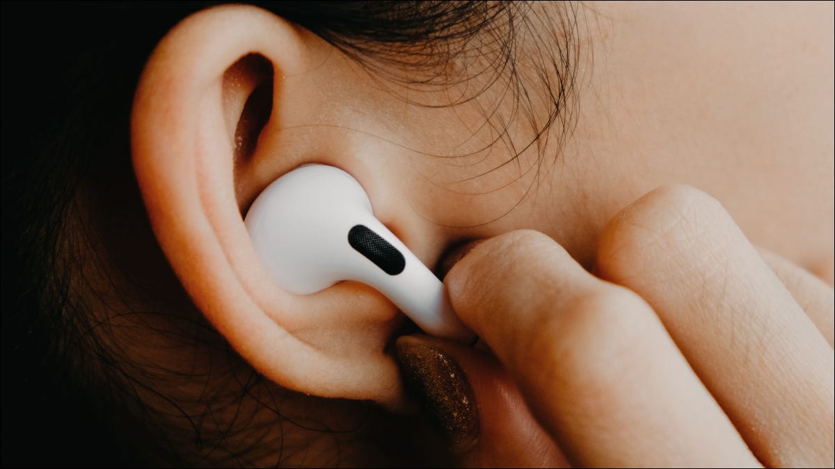 Apple AirPods Pro dans l'oreille d'une femme