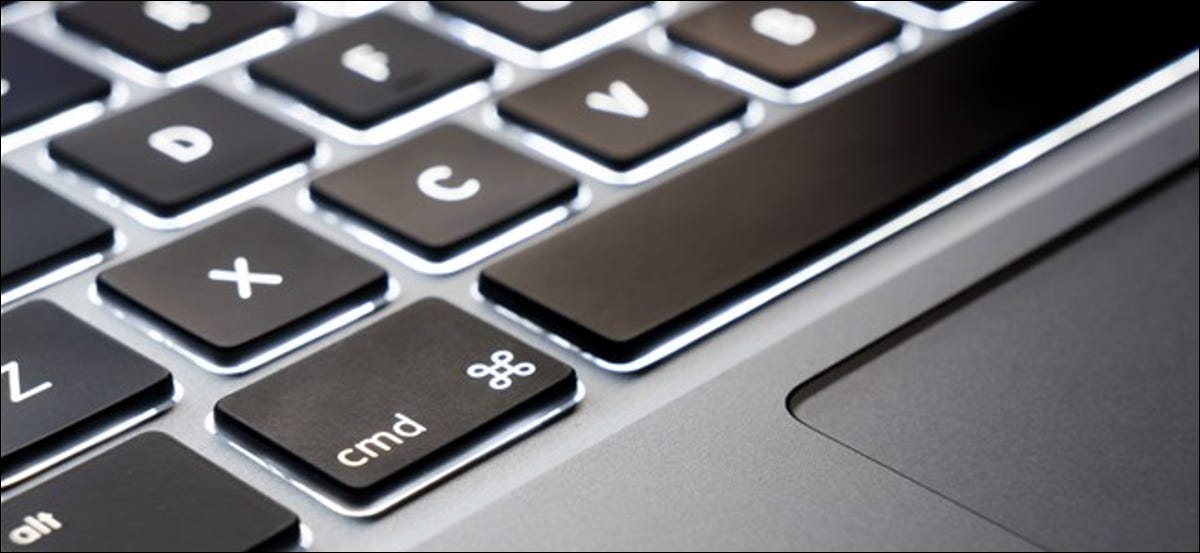 Un usuario de MacBook que usa atajos de teclado para copiar y pegar texto en Mac