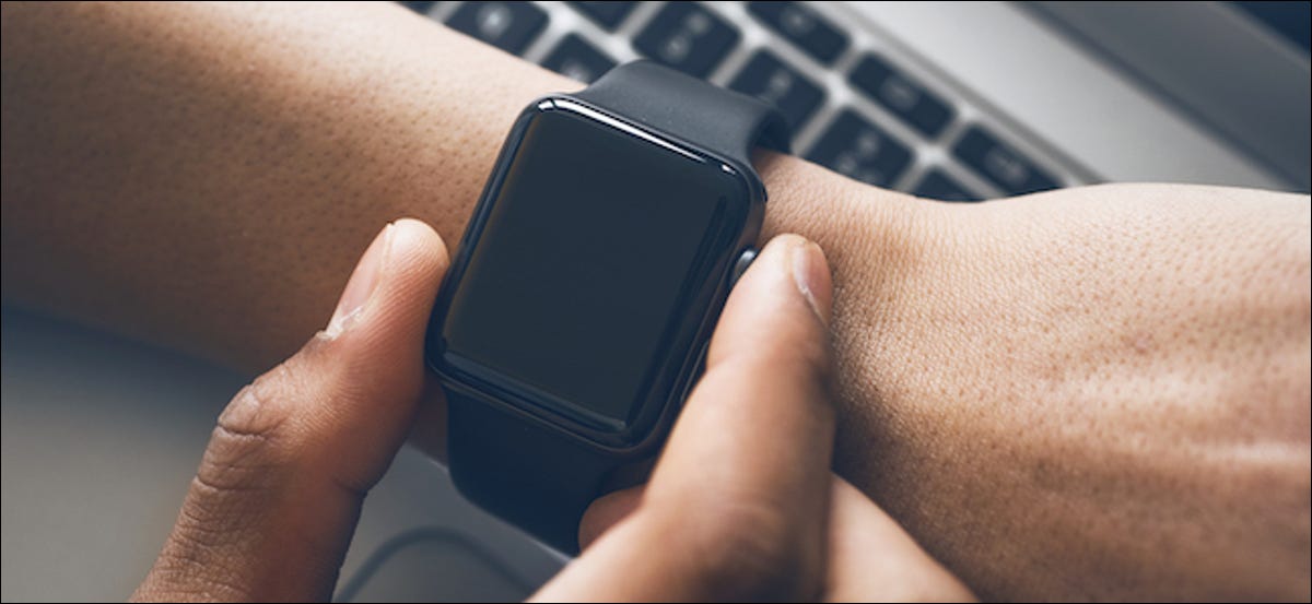 Usuario de Apple Watch que apaga su reloj inteligente