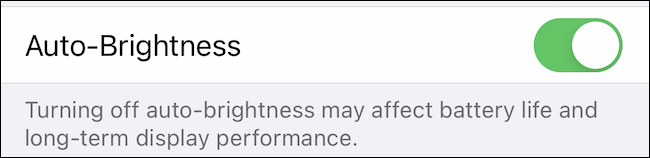Alternar "Brillo automático" en iPhone.