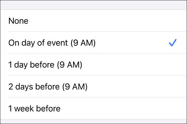 En la configuración del iPhone, elija una hora para recibir alertas sobre los cumpleaños de la lista.