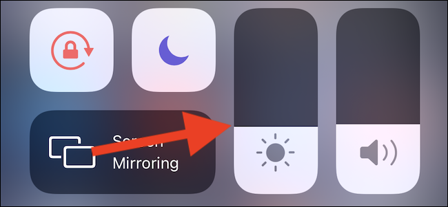 Ajuste el brillo del iPhone en el Centro de control.