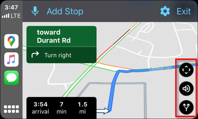 Examinando los tres botones de opción negros en Google Maps en CarPlay a través del iPhone.