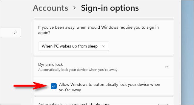 En Configuración, marque la casilla junto a "Permita que Windows bloquee automáticamente su dispositivo cuando no esté."