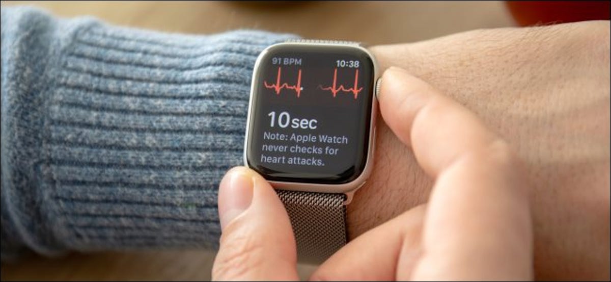 Una persona que realiza un ECG con el Apple Watch.