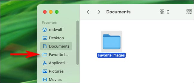 La carpeta se ha agregado a la barra lateral "Favoritos" en Finder.