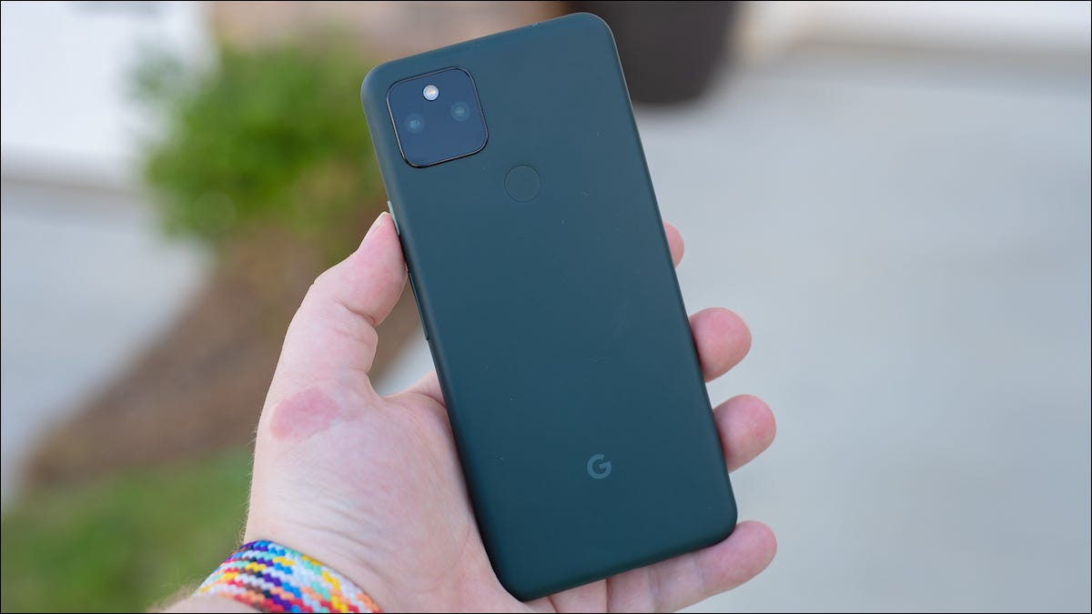 Google Pixel 5a con la espalda en la mano