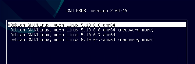 Dos núcleos con opciones de modo de recuperación enumeradas como opciones de arranque en GRUB en Debian 11