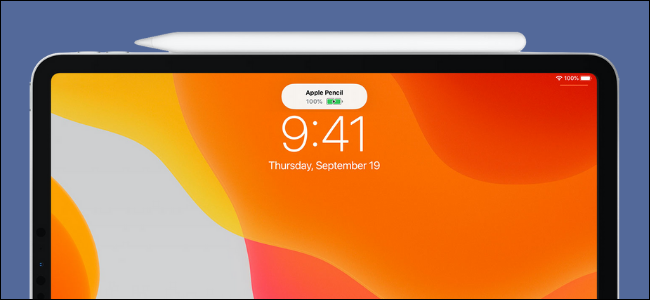 Usuario de iPad Pro cargando su Apple Pencil