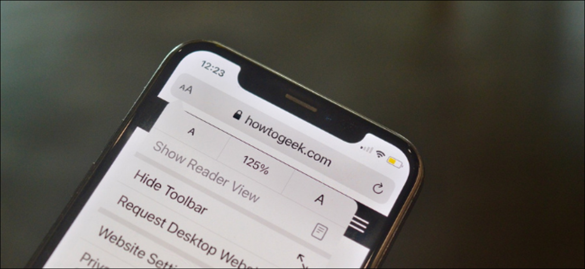 Usuario de iPhone aumentando el tamaño del texto en Safari para iPhone