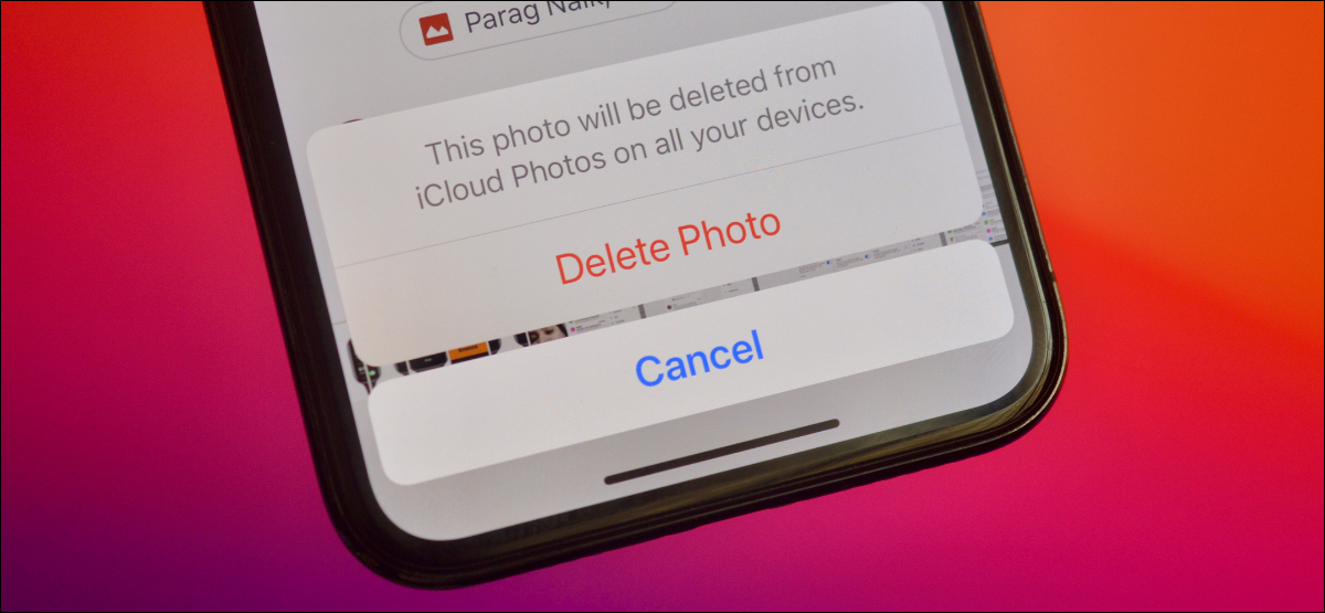 Usuario de iPhone eliminando fotos de forma permanente para recuperar espacio de almacenamiento.