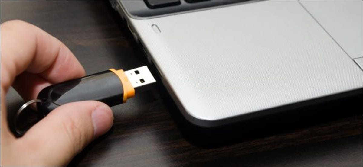 Conectar una unidad flash USB a una computadora portátil
