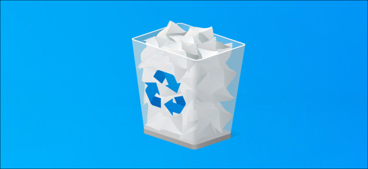 Papelera de reciclaje en un escritorio con Windows 10