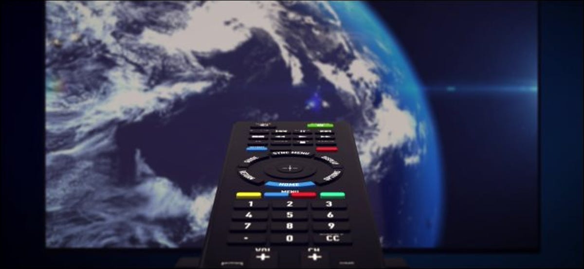 Un mando a distancia por infrarrojos apuntaba a una pantalla de televisión que mostraba el planeta Tierra.